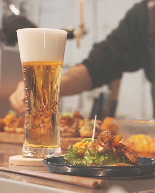 ビールと食事の画像